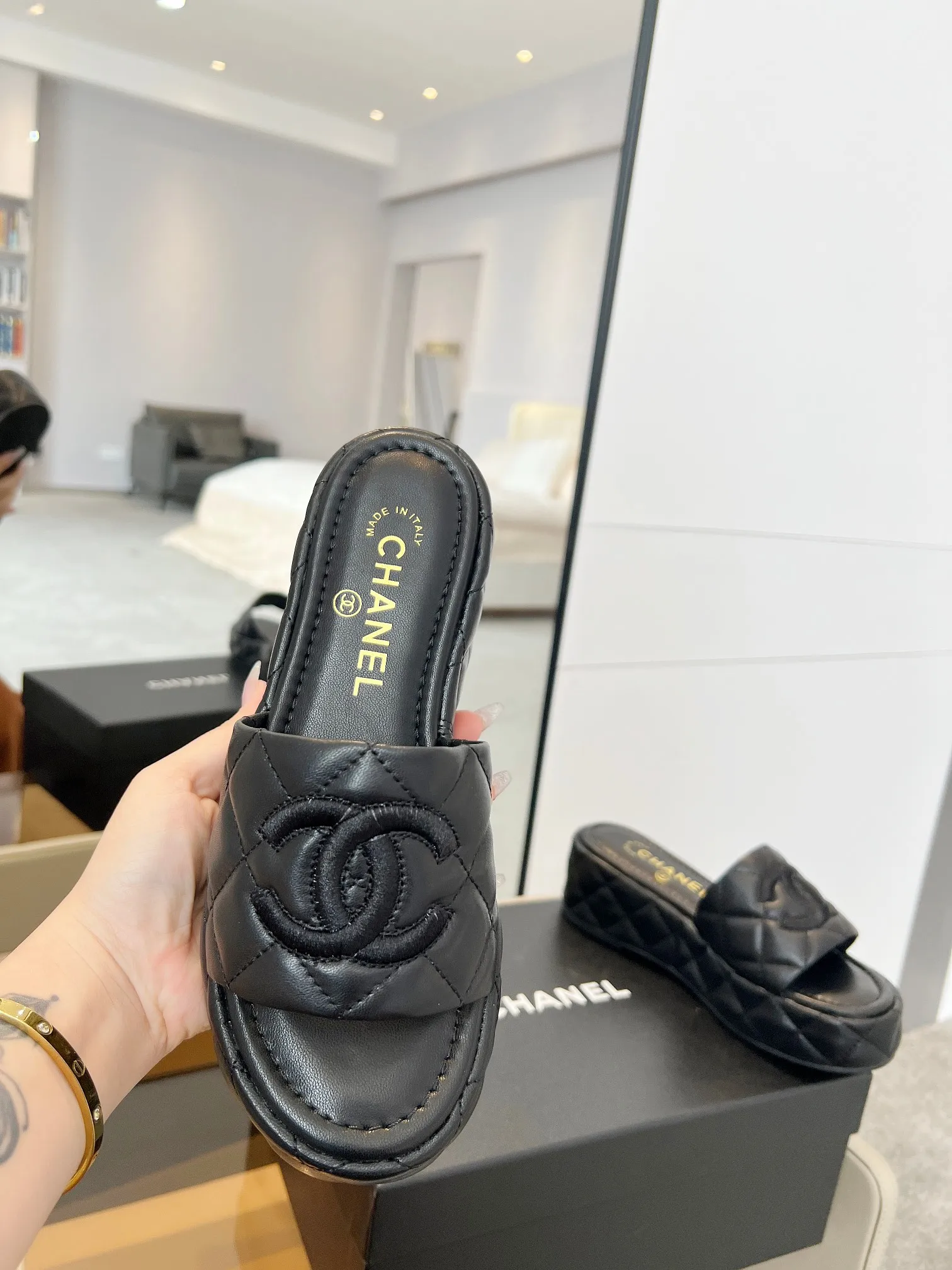 👟👟Ex-factory price 440👟👟 CHANEL｜Xiaoxiang𝟐𝟎𝟐5/𝐒𝐒 𝐧𝐞𝐰Lazy spring and summer new vacation slippers. New design, simple and versatile, super beautiful little slippers 😍 No matter how you look at it, it looks good👍🏻… Fabric: Sheepskin Lining: Sheepskin Color: white, apricot, black. The height of the water table is about 5cm, orders are welcome👏👏👏